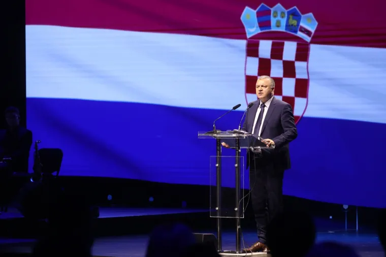 Grabar-Kitarović o svom suprugu: 'Prepoznaje&scaron; li ovog mladog gospodina? Ja ne, ne viđam ga toliko'