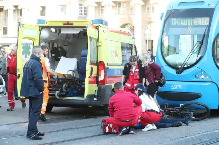Zastoj na Trgu bana Jelačića: Dječaka na biciklu udario tramvaj