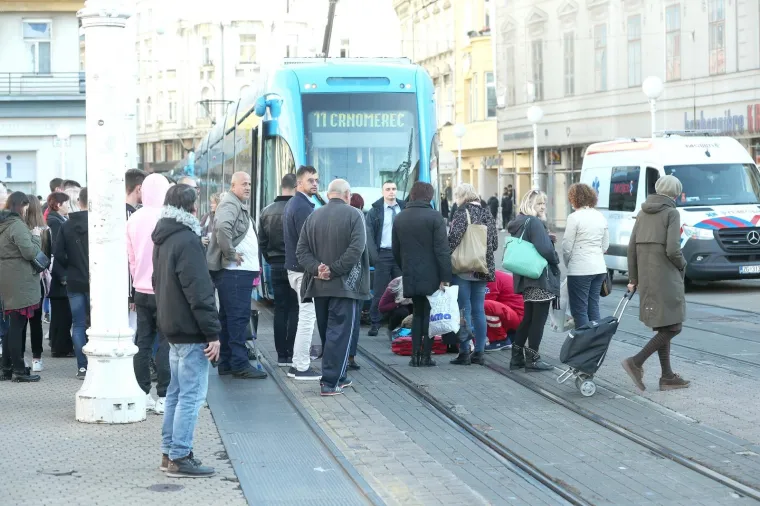 Zastoj na Trgu bana Jelačića: Dječaka na biciklu udario tramvaj