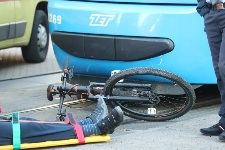 Zastoj na Trgu bana Jelačića: Dječaka na biciklu udario tramvaj