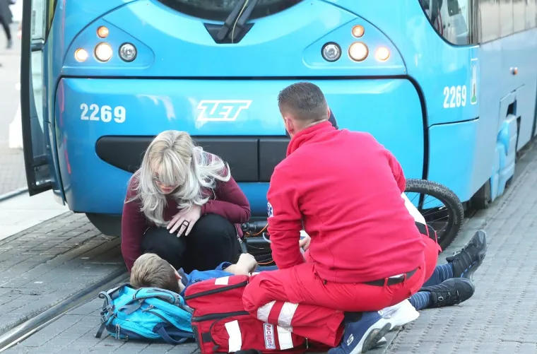 07.11.2019., Zagreb - Trg bana Josipa Jelačića. Nesretnog dječaka na biciklu udario je tramvaj te je nesreća prouzročila veliki zastoj. Dječaka su zbrinuli djelatnici hitne pomoći. Foto: Sanjin Strukić/PIXSELL