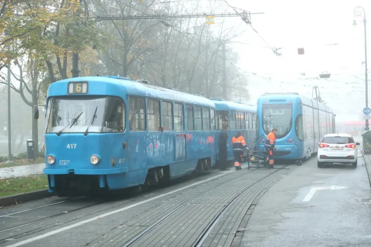 Promet blokiran, a putnici ZET-a u &scaron;oku: Nakon snažnog udarca, popucala stakla na tramvaju!
