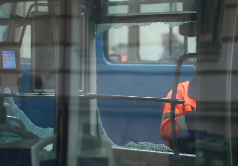 Promet blokiran, a putnici ZET-a u &scaron;oku: Nakon snažnog udarca, popucala stakla na tramvaju!