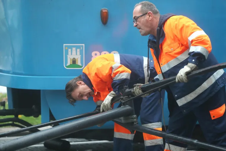 Promet blokiran, a putnici ZET-a u &scaron;oku: Nakon snažnog udarca, popucala stakla na tramvaju!