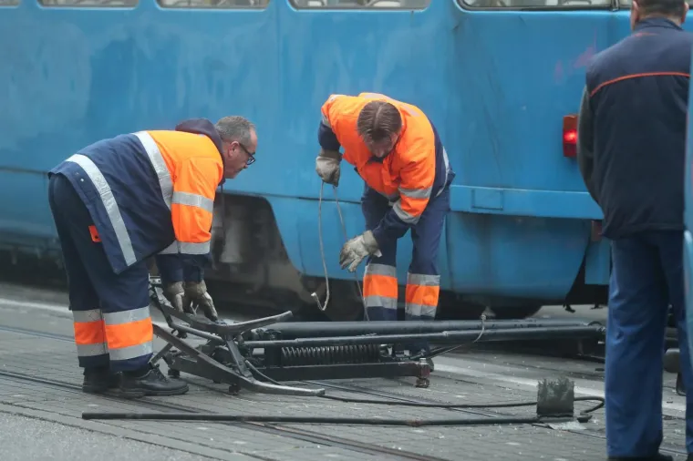 Promet blokiran, a putnici ZET-a u &scaron;oku: Nakon snažnog udarca, popucala stakla na tramvaju!