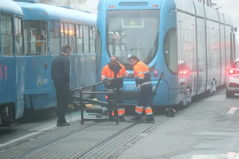 Promet blokiran, a putnici ZET-a u &scaron;oku: Nakon snažnog udarca, popucala stakla na tramvaju!