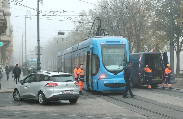 Promet blokiran, a putnici ZET-a u &scaron;oku: Nakon snažnog udarca, popucala stakla na tramvaju!