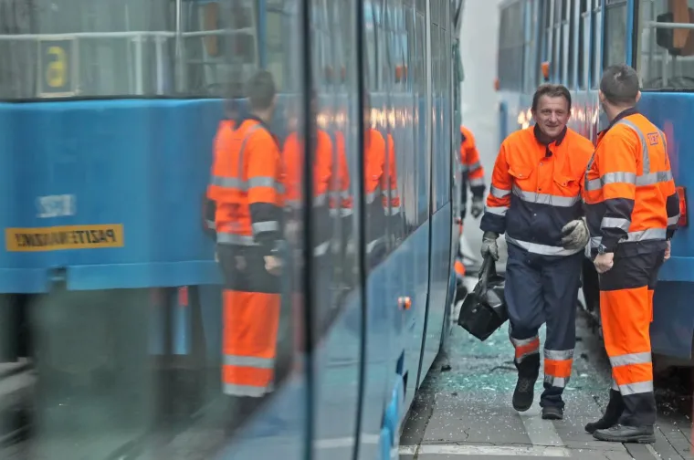 Promet blokiran, a putnici ZET-a u &scaron;oku: Nakon snažnog udarca, popucala stakla na tramvaju!