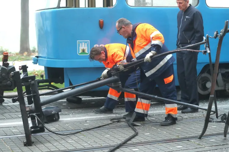 Promet blokiran, a putnici ZET-a u &scaron;oku: Nakon snažnog udarca, popucala stakla na tramvaju!