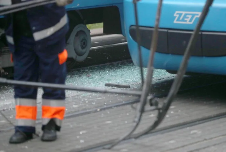 Promet blokiran, a putnici ZET-a u &scaron;oku: Nakon snažnog udarca, popucala stakla na tramvaju!