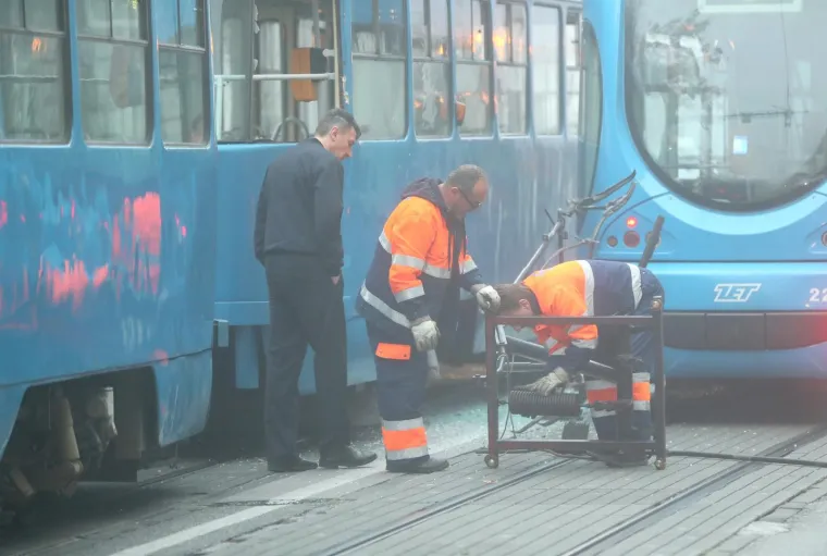 Promet blokiran, a putnici ZET-a u &scaron;oku: Nakon snažnog udarca, popucala stakla na tramvaju!