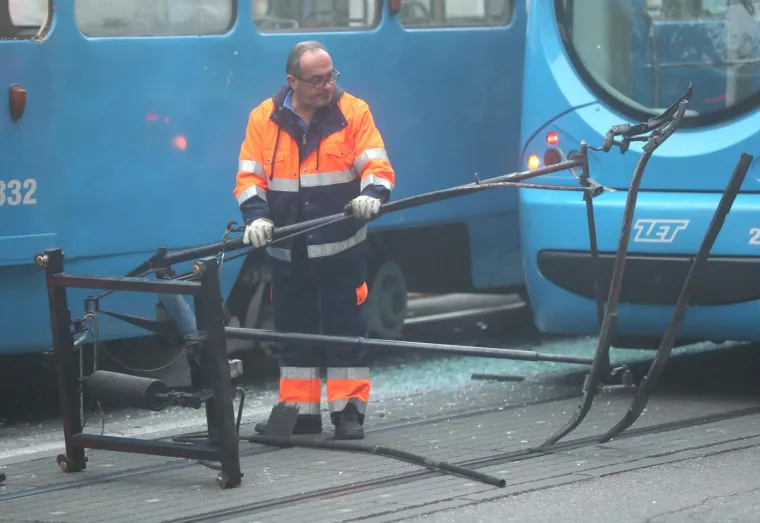 Promet blokiran, a putnici ZET-a u &scaron;oku: Nakon snažnog udarca, popucala stakla na tramvaju!