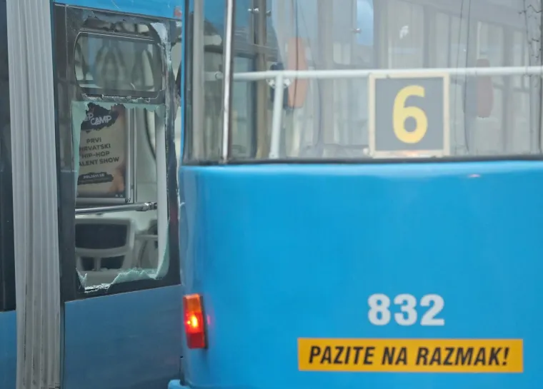 Promet blokiran, a putnici ZET-a u &scaron;oku: Nakon snažnog udarca, popucala stakla na tramvaju!