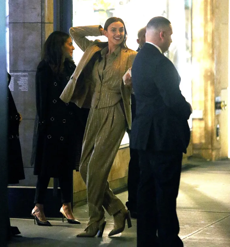 NIJE SKIDALA OSMIJEH S LICA: Irina Shayk nakon prekida s Cooperom uhvaćena s tajanstvenim muškarcem