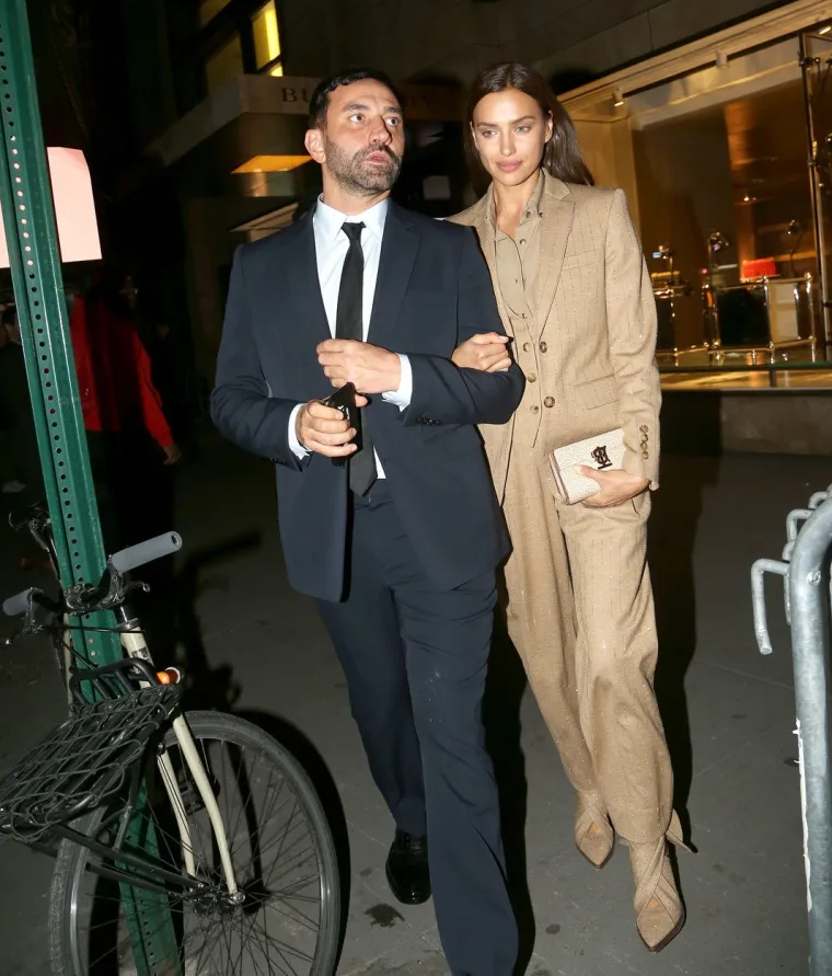 NIJE SKIDALA OSMIJEH S LICA: Irina Shayk nakon prekida s Cooperom uhvaćena s tajanstvenim muškarcem