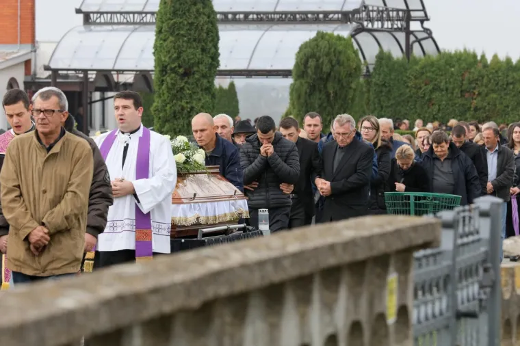 Pokopana žena čije su tijelo prona&scaron;li u septičkoj jami: Tuga na licima obitelji, prijatelja i mje&scaron;tana