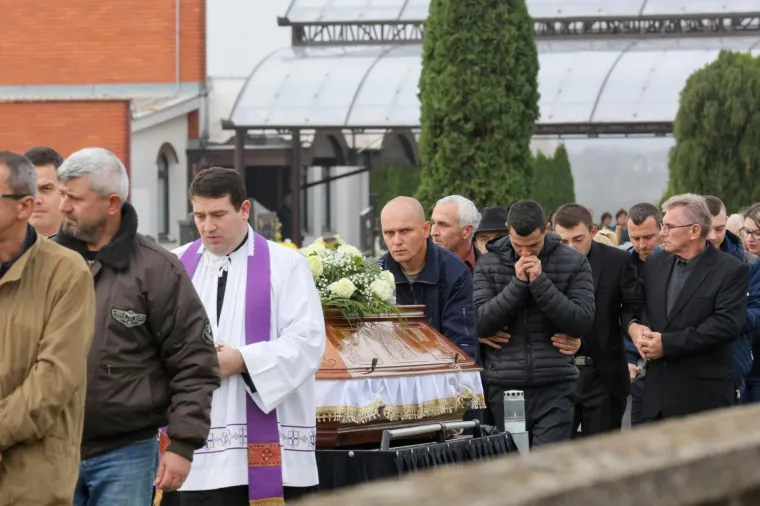 Pokopana žena čije su tijelo prona&scaron;li u septičkoj jami: Tuga na licima obitelji, prijatelja i mje&scaron;tana