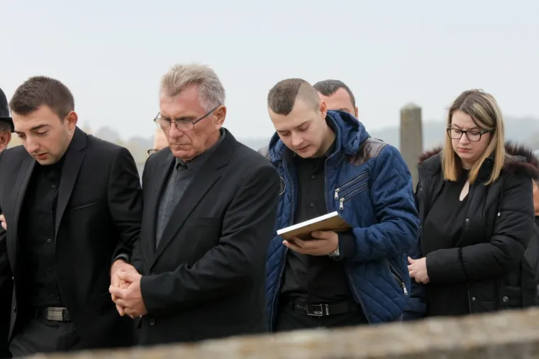 Pokopana žena čije su tijelo prona&scaron;li u septičkoj jami: Tuga na licima obitelji, prijatelja i mje&scaron;tana