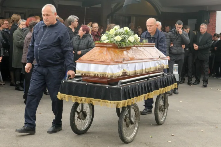 Pokopana žena čije su tijelo prona&scaron;li u septičkoj jami: Tuga na licima obitelji, prijatelja i mje&scaron;tana