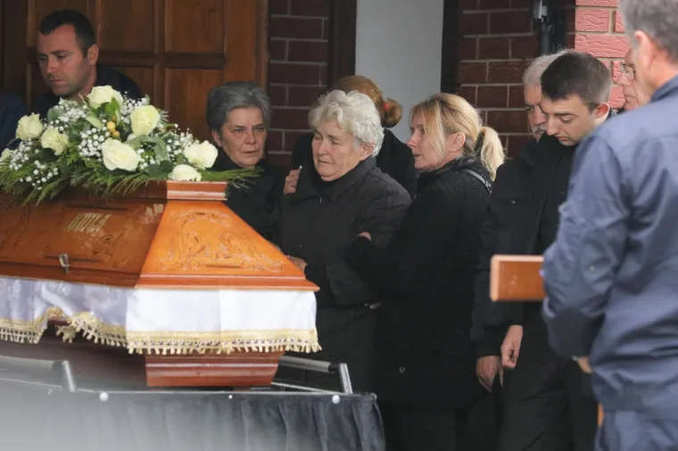 Pokopana žena čije su tijelo prona&scaron;li u septičkoj jami: Tuga na licima obitelji, prijatelja i mje&scaron;tana