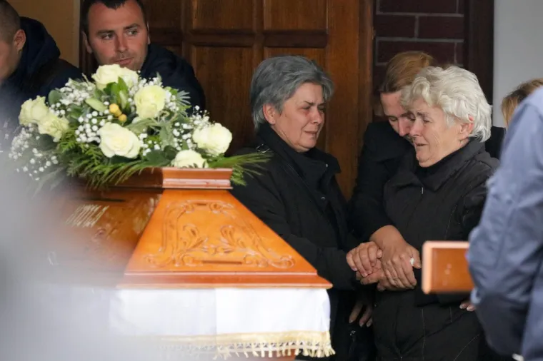 Pokopana žena čije su tijelo prona&scaron;li u septičkoj jami: Tuga na licima obitelji, prijatelja i mje&scaron;tana