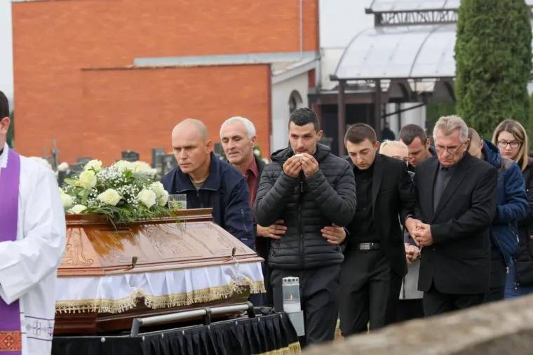 Pokopana žena čije su tijelo prona&scaron;li u septičkoj jami: Tuga na licima obitelji, prijatelja i mje&scaron;tana