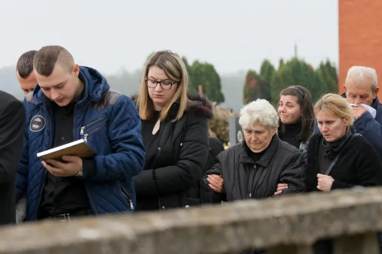 Pokopana žena čije su tijelo prona&scaron;li u septičkoj jami: Tuga na licima obitelji, prijatelja i mje&scaron;tana