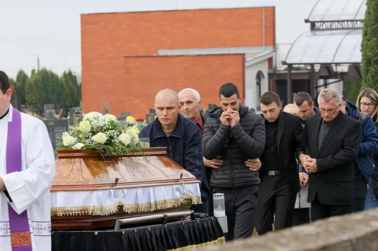 Pokopana žena čije su tijelo prona&scaron;li u septičkoj jami: Tuga na licima obitelji, prijatelja i mje&scaron;tana