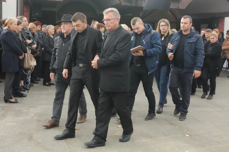 Pokopana žena čije su tijelo prona&scaron;li u septičkoj jami: Tuga na licima obitelji, prijatelja i mje&scaron;tana