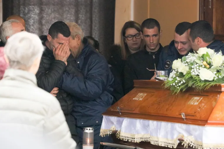 Pokopana žena čije su tijelo prona&scaron;li u septičkoj jami: Tuga na licima obitelji, prijatelja i mje&scaron;tana