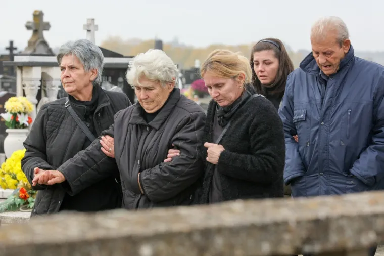 Pokopana žena čije su tijelo prona&scaron;li u septičkoj jami: Tuga na licima obitelji, prijatelja i mje&scaron;tana