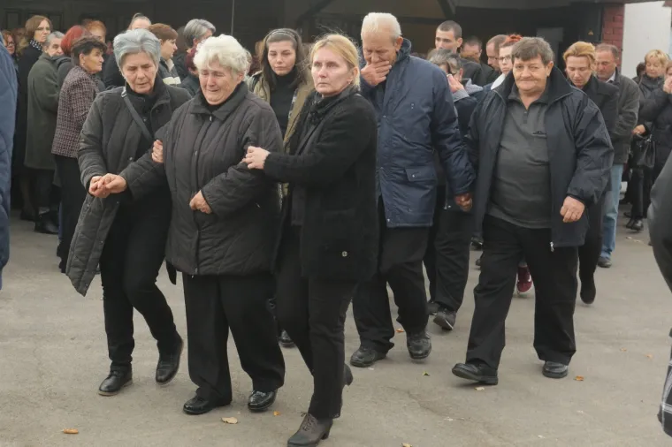 Pokopana žena čije su tijelo prona&scaron;li u septičkoj jami: Tuga na licima obitelji, prijatelja i mje&scaron;tana