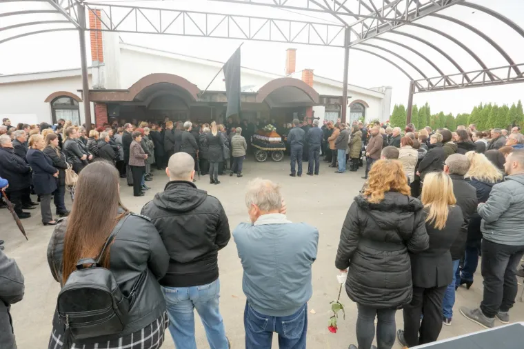 Pokopana žena čije su tijelo prona&scaron;li u septičkoj jami: Tuga na licima obitelji, prijatelja i mje&scaron;tana