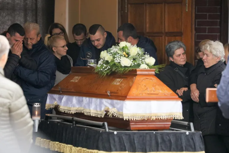 Pokopana žena čije su tijelo prona&scaron;li u septičkoj jami: Tuga na licima obitelji, prijatelja i mje&scaron;tana