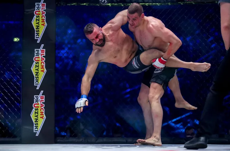 Delij je uni&scaron;tio Thompsona u drugoj rundi tehničkim nokautom. Borba je krenula u vrlo visokom tempu, posebno za te&scaron;ku kategoriju, a Delija je počeo s boksačkim tehnikama, da bi nastavio s hrvačkim, a borbu je zavr&scaron;io ground and pound udarcima. Krenula je bila nova serija udaraca na koju Thompson ovog puta nije imao odgovor i sudac je prekinuo borbu. Bunio se Englez na odluku te je tvrdio da može nastaviti borbu, no nije se dobro branio, to je bilo jasno. Okrenuo je leđa i sucu nije preostalo ni&scaron;ta drugo nego zaustaviti ovu agoniju Engleza. 