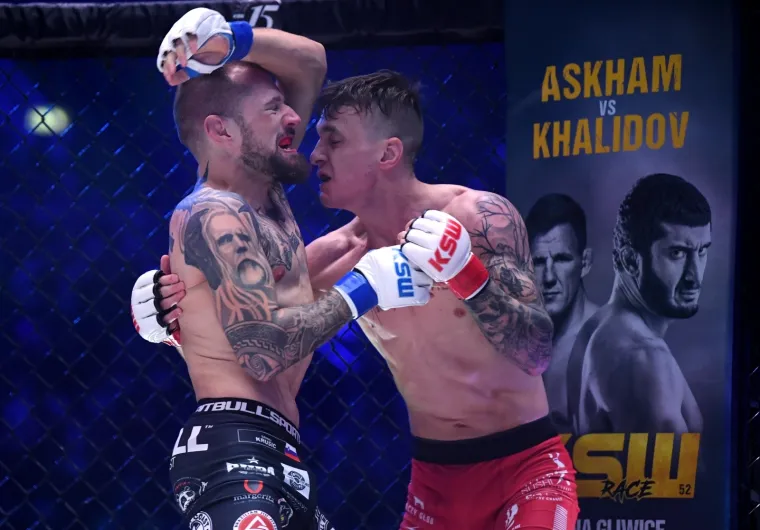 UŠLA JE U KAVEZ I ZASJENILA GLAVNE AKTERE SPEKTAKLA: Ona mami muške uzdahe, a oni - borilačko uzbuđenje