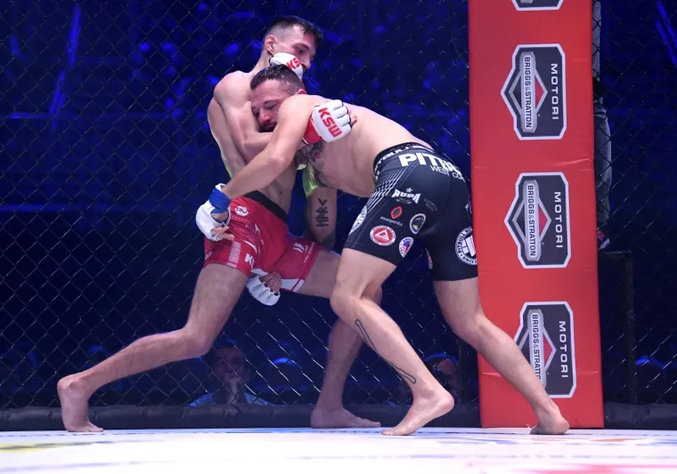 UŠLA JE U KAVEZ I ZASJENILA GLAVNE AKTERE SPEKTAKLA: Ona mami muške uzdahe, a oni - borilačko uzbuđenje