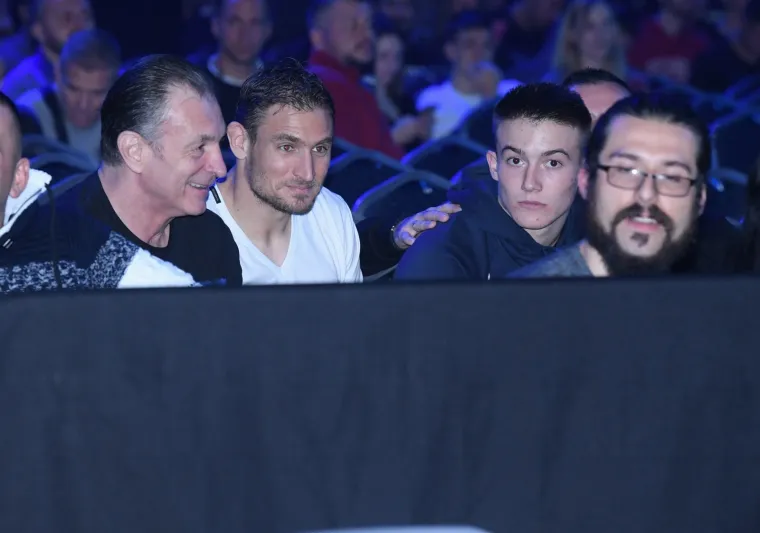 UŠLA JE U KAVEZ I ZASJENILA GLAVNE AKTERE SPEKTAKLA: Ona mami muške uzdahe, a oni - borilačko uzbuđenje