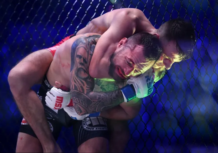 UŠLA JE U KAVEZ I ZASJENILA GLAVNE AKTERE SPEKTAKLA: Ona mami muške uzdahe, a oni - borilačko uzbuđenje