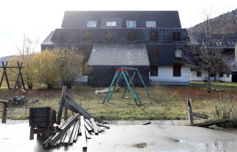 09.11.2019., Ogulin - Kako je u sijecnju 2011. godine vatra  progutala sredisnju zgradu Hrvatskog olimpijskog centra Bjelolasica, HOC propada. Oko paviljona je zarasla trava, sa paviljona pada zbuka, otpadaju salaporke sa prozora, zarasli su topovi za snijeg i vucnica je u sve losijem stanju. Na zadnjoj javnoj drazbi za prodaju imovine HOC-a Bjelolasica koja je zatvorena prije nekoliko dana nije pristigla niti jedna ponuda za kupnju.
Photo: Kristina Stedul Fabac/PIXSELL