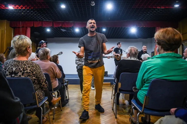 Dubioza Kolektiv sinoć je održala mini koncert u zagrebačkom Domu za starije osobe "Medveščak" i napravila show.