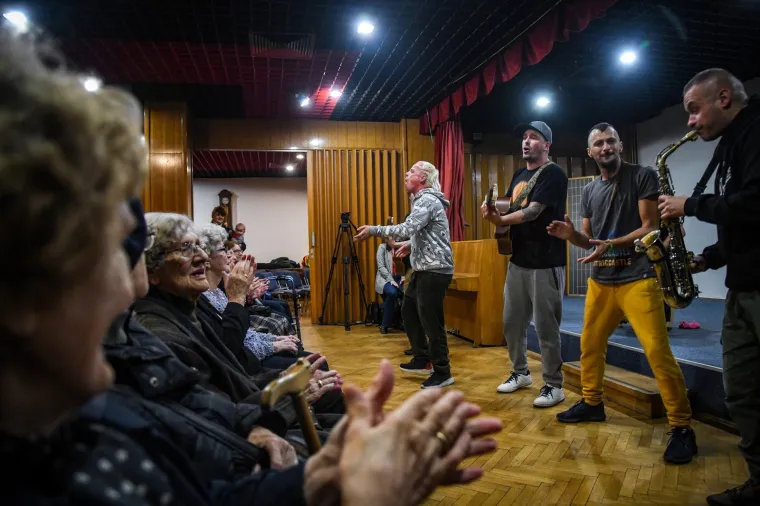 DUBIOZA PRIREDILA ŠOU ZAGREBAČKIM UMIROVLJENICIMA: Snimali su mobitelima i totalno se opustili