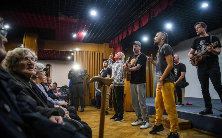 DUBIOZA PRIREDILA ŠOU ZAGREBAČKIM UMIROVLJENICIMA: Snimali su mobitelima i totalno se opustili