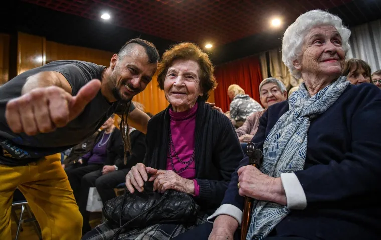 DUBIOZA PRIREDILA &Scaron;OU ZAGREBAČKIM UMIROVLJENICIMA: Snimali su mobitelima i totalno se opustili