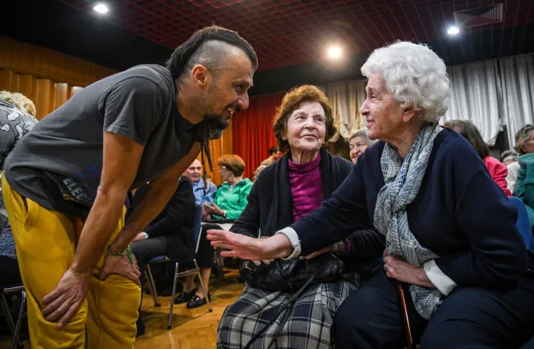 DUBIOZA PRIREDILA &Scaron;OU ZAGREBAČKIM UMIROVLJENICIMA: Snimali su mobitelima i totalno se opustili