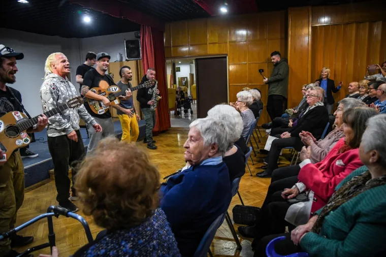 DUBIOZA PRIREDILA &Scaron;OU ZAGREBAČKIM UMIROVLJENICIMA: Snimali su mobitelima i totalno se opustili