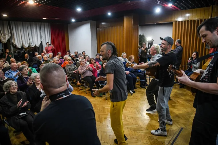 DUBIOZA PRIREDILA &Scaron;OU ZAGREBAČKIM UMIROVLJENICIMA: Snimali su mobitelima i totalno se opustili