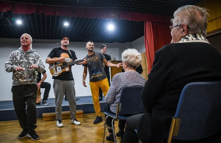 DUBIOZA PRIREDILA &Scaron;OU ZAGREBAČKIM UMIROVLJENICIMA: Snimali su mobitelima i totalno se opustili