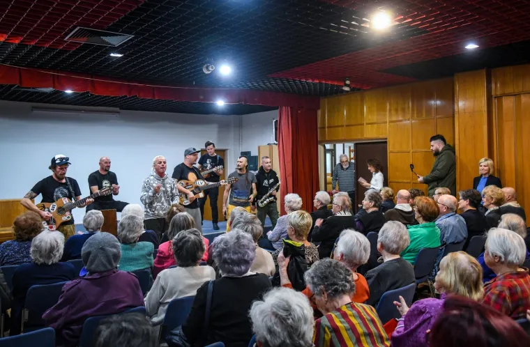 DUBIOZA PRIREDILA &Scaron;OU ZAGREBAČKIM UMIROVLJENICIMA: Snimali su mobitelima i totalno se opustili