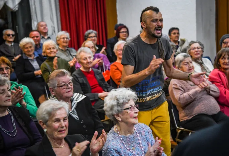 DUBIOZA PRIREDILA &Scaron;OU ZAGREBAČKIM UMIROVLJENICIMA: Snimali su mobitelima i totalno se opustili